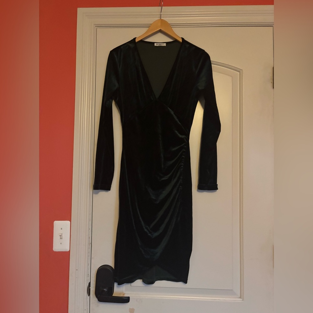 HUHOT Gorgeous Green Velvet Long Sleeve Dress. Deep V Front. Very Flattering!